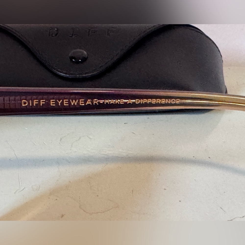 🕶️DIFF Eyewear Emmy Polarized Sunglasses – Plum Gradient Frames – Includes Case - Picture 3 of 5